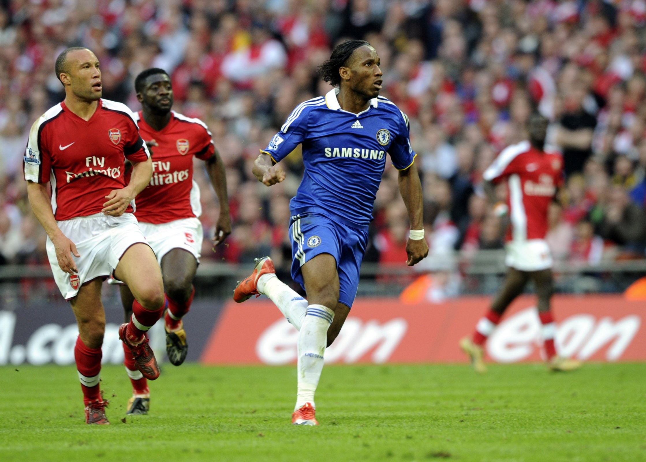 壹号娱乐-关于德罗巴回归赛场，连败首场状态亮眼，雄鹿观众沸腾！的信息