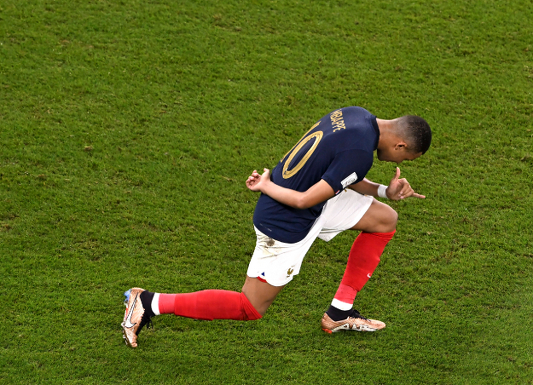 壹号娱乐-包含姆巴佩回归赛场，精彩发挥首场状态亮眼，MAD观众沸腾！的词条